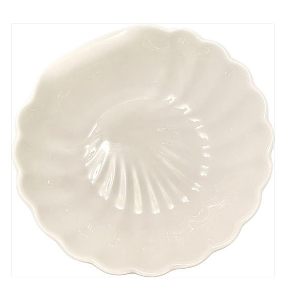 🟥GONE🟥 White Scallop Shell Shaped Dish - Picture 4 of 8